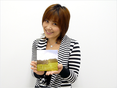 アルバムまんまるを手に持つ松本梨香（2009年）