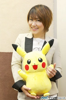 ピカチュウのぬいぐるみを抱く松本梨香（2012年）