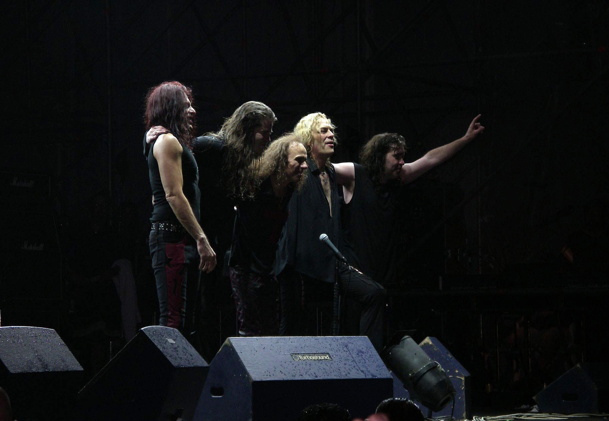 2005年、公演で挨拶するDioのメンバー。中央がロニー・ジェイムス・ディオ