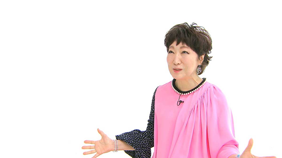 さとうきび畑について話す森山良子