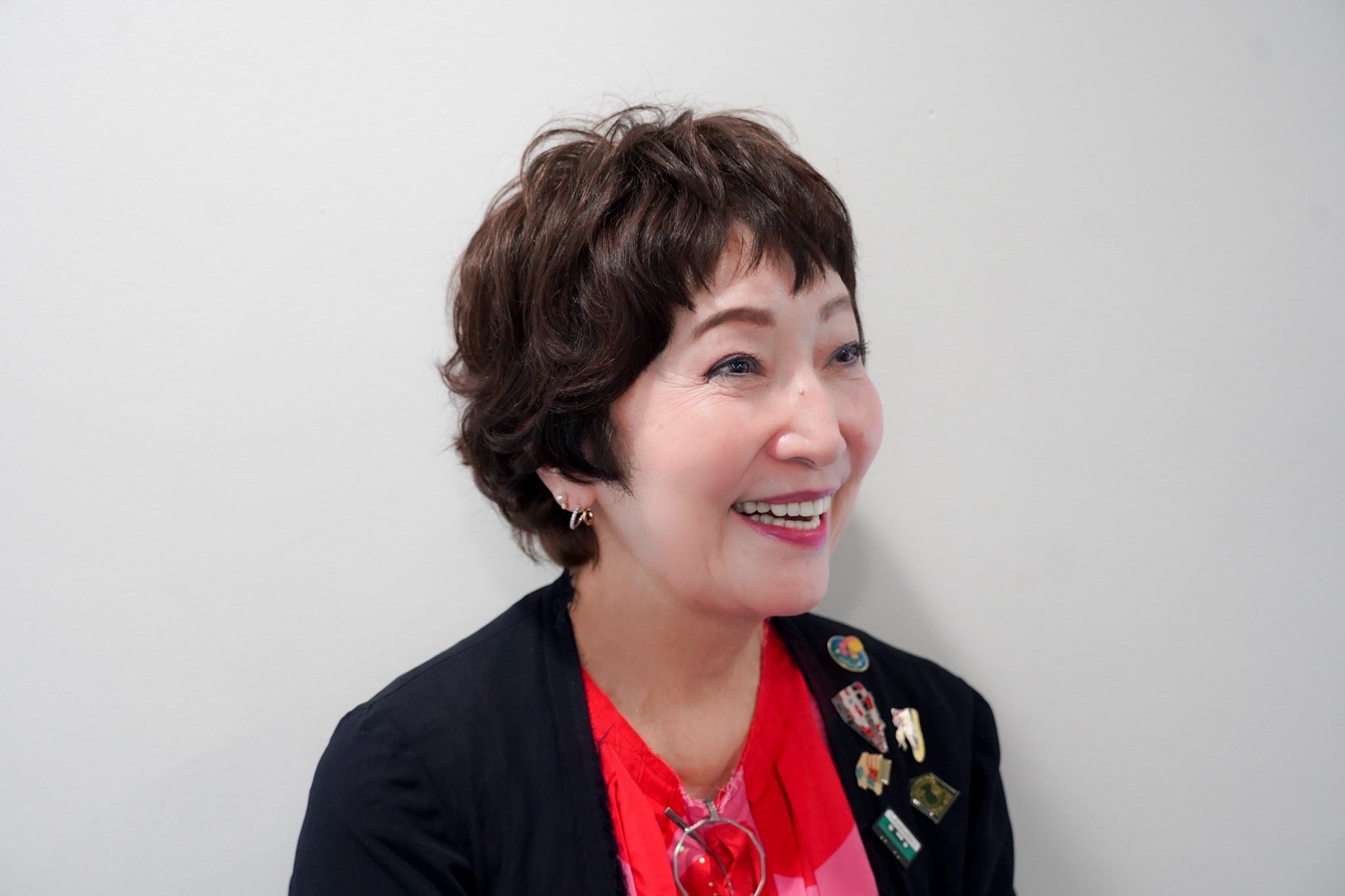 笑顔で取材に応じる森山良子