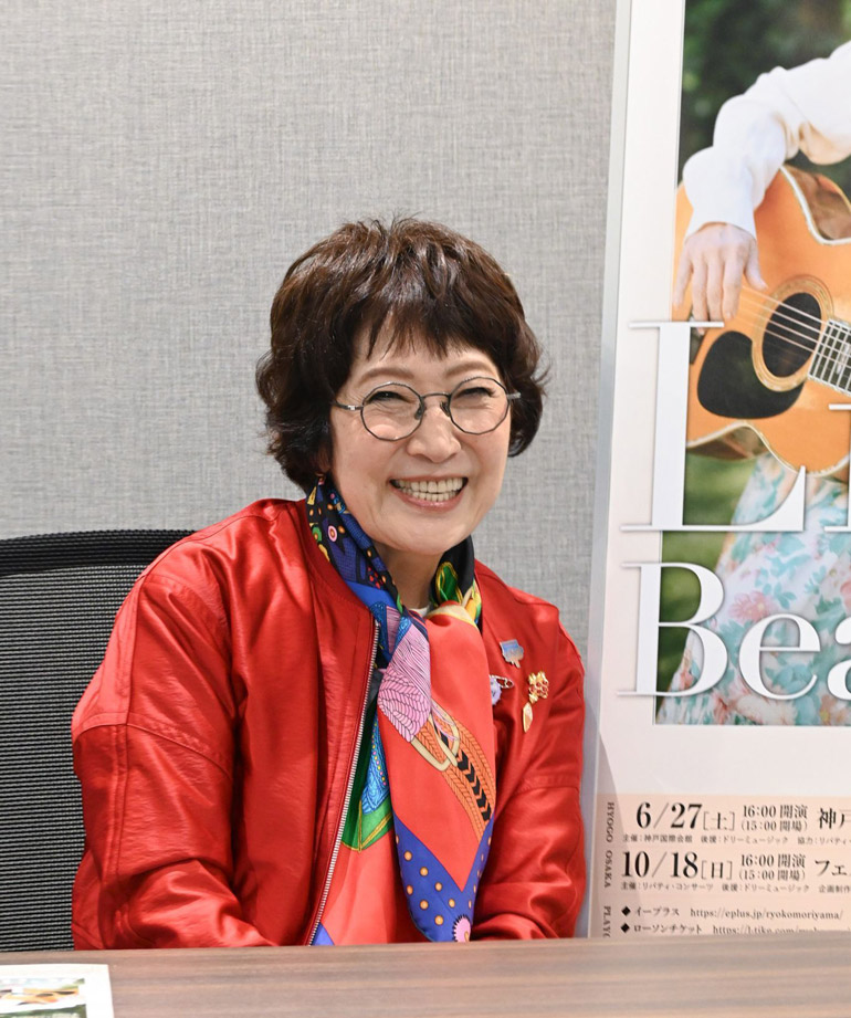 赤い上着で笑顔を見せる森山良子