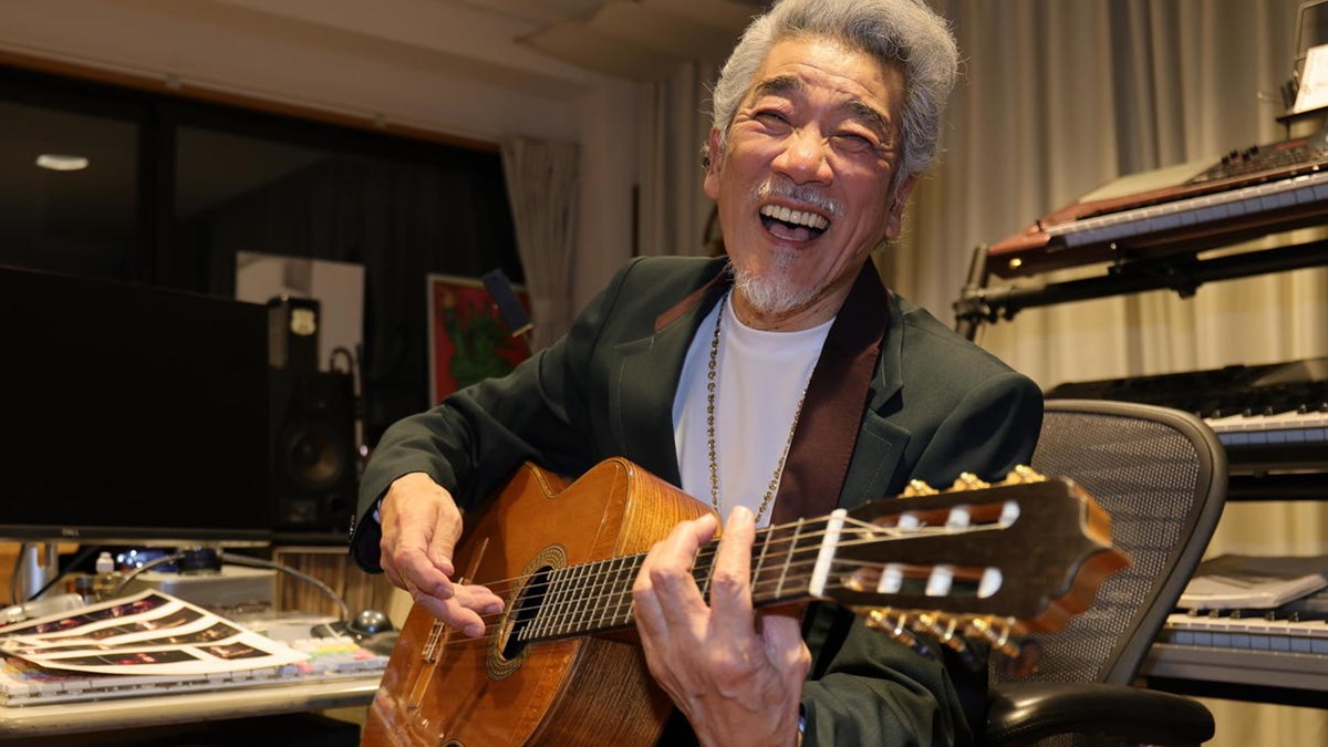 ギターを手に微笑む宇崎竜童