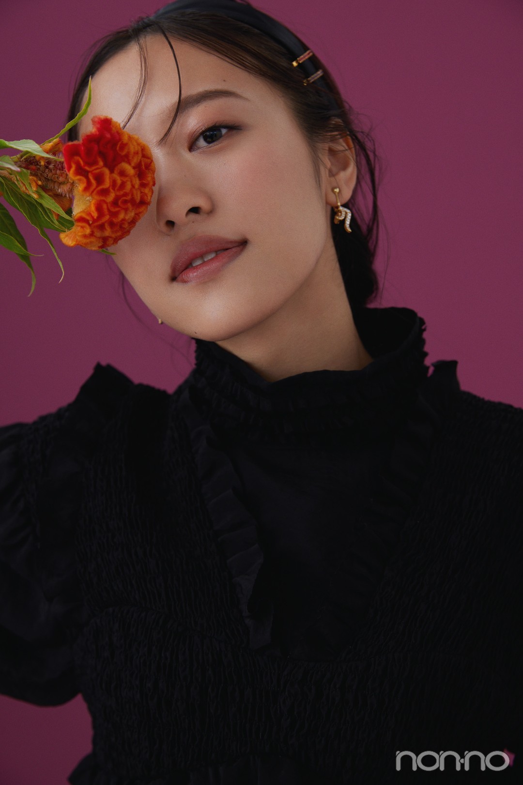 小田さくらのポートレート（花を手にした写真）