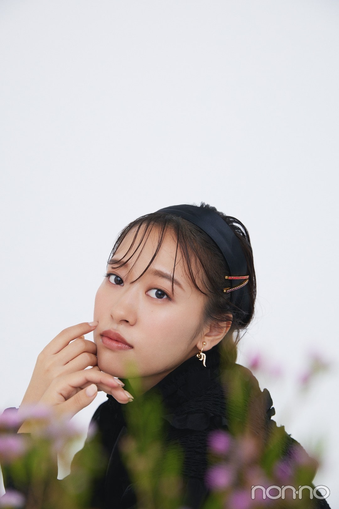 小田さくらのポートレート（白い背景の写真）