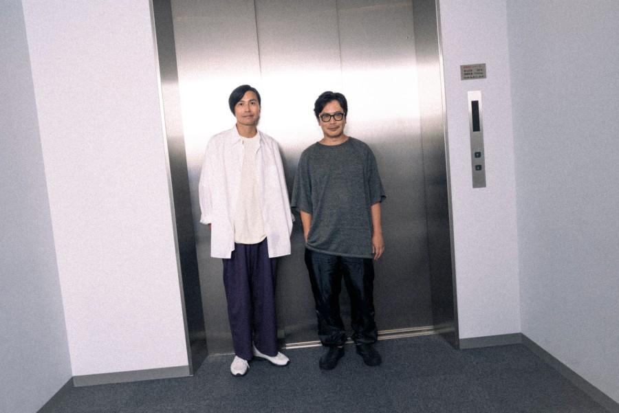 2023年のくるり(左:佐藤征史、右:岸田繁)