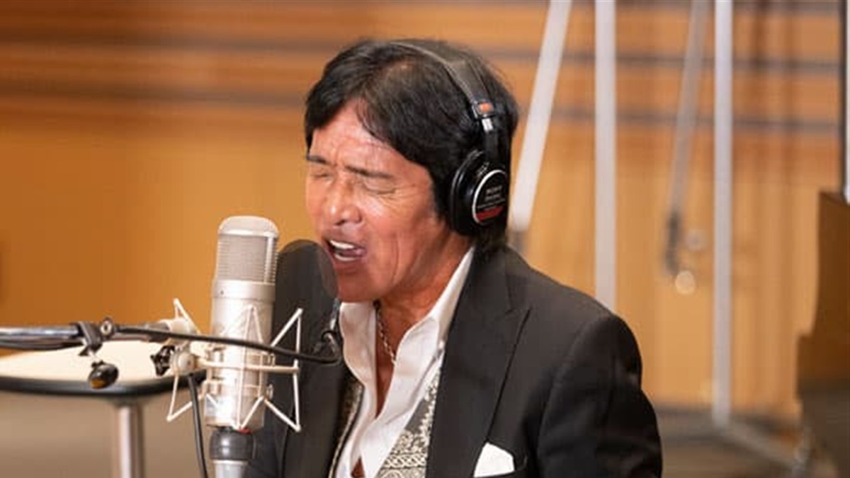 ヘッドホンを着けて録音に臨む松崎しげる