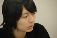 取材で話す志村正彦