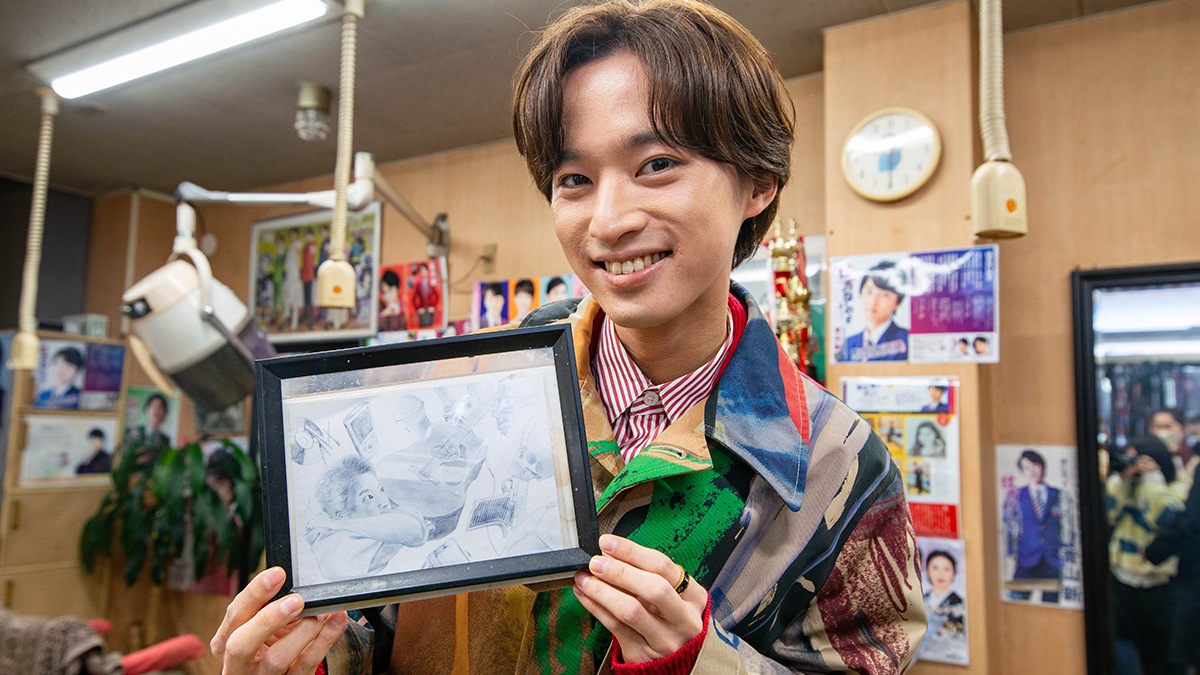 地元浦安で自作の絵を持つ青山新