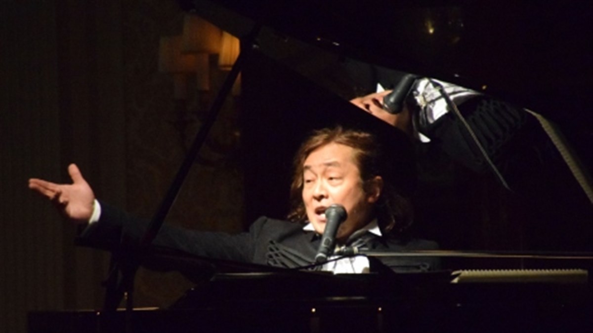ピアノを弾きながら歌う原田真二