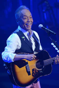 ギターを手にした谷村新司