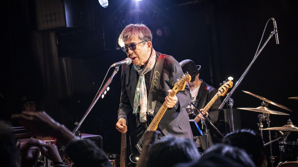 近年のステージで歌う大江慎也