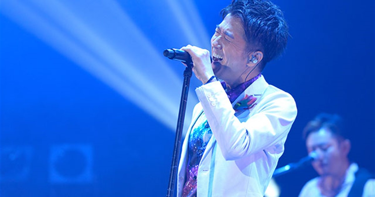 現在の池森秀一が無理な力より声のつながりを重視して歌う姿