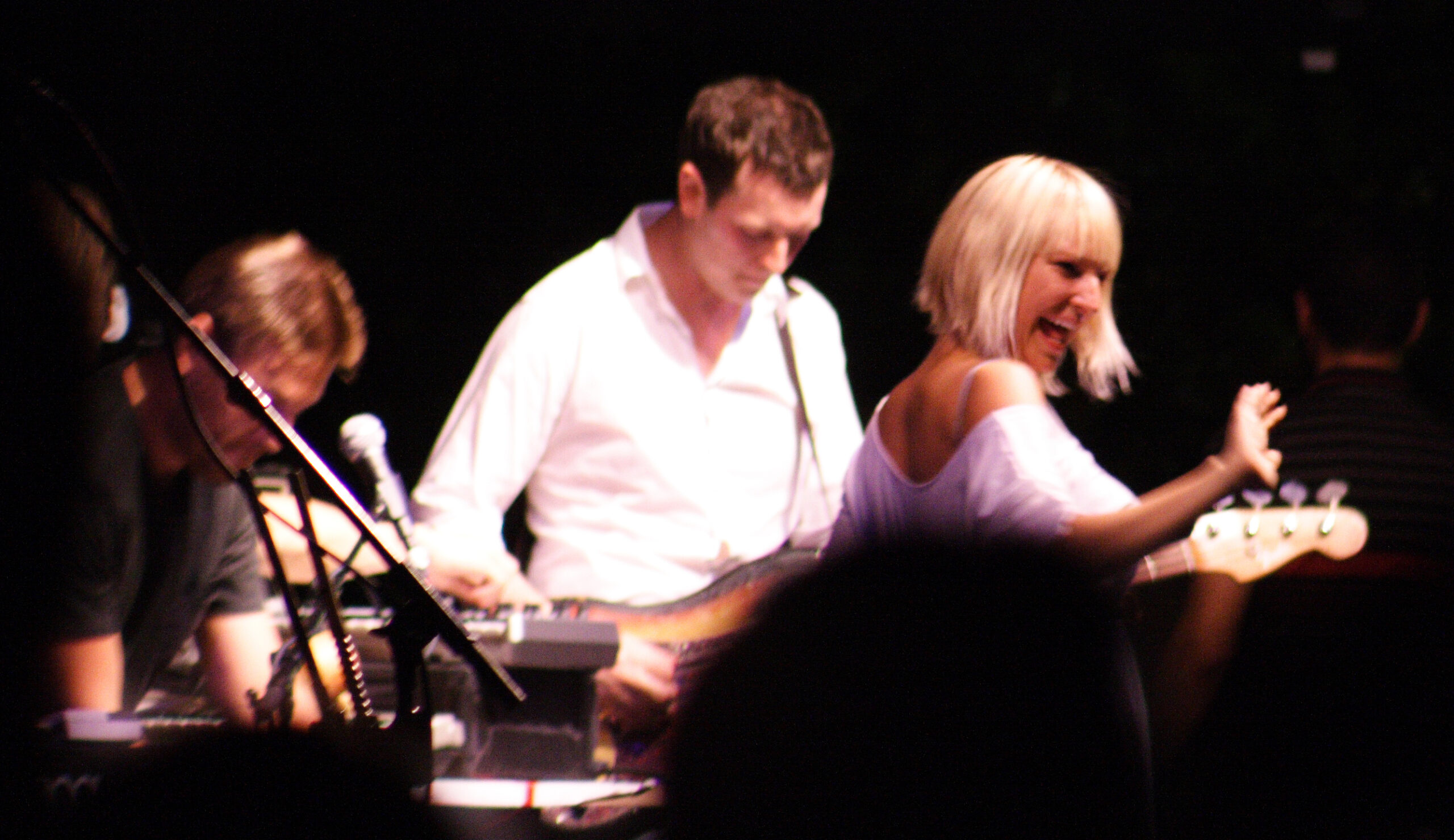 2006年、Zero 7の公演で歌うシーア