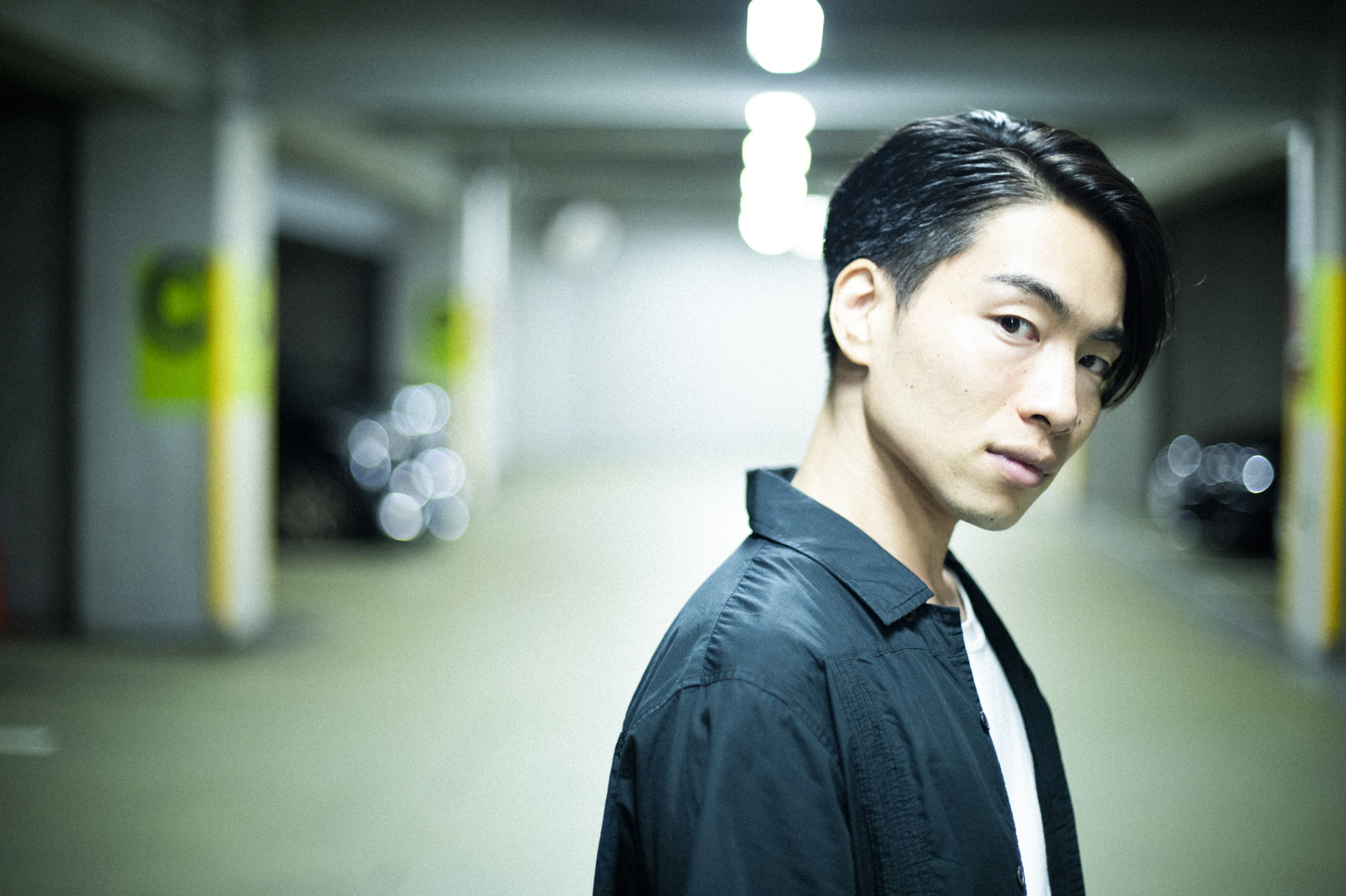 黒いシャツを着たSIRUPの2018年インタビュー写真