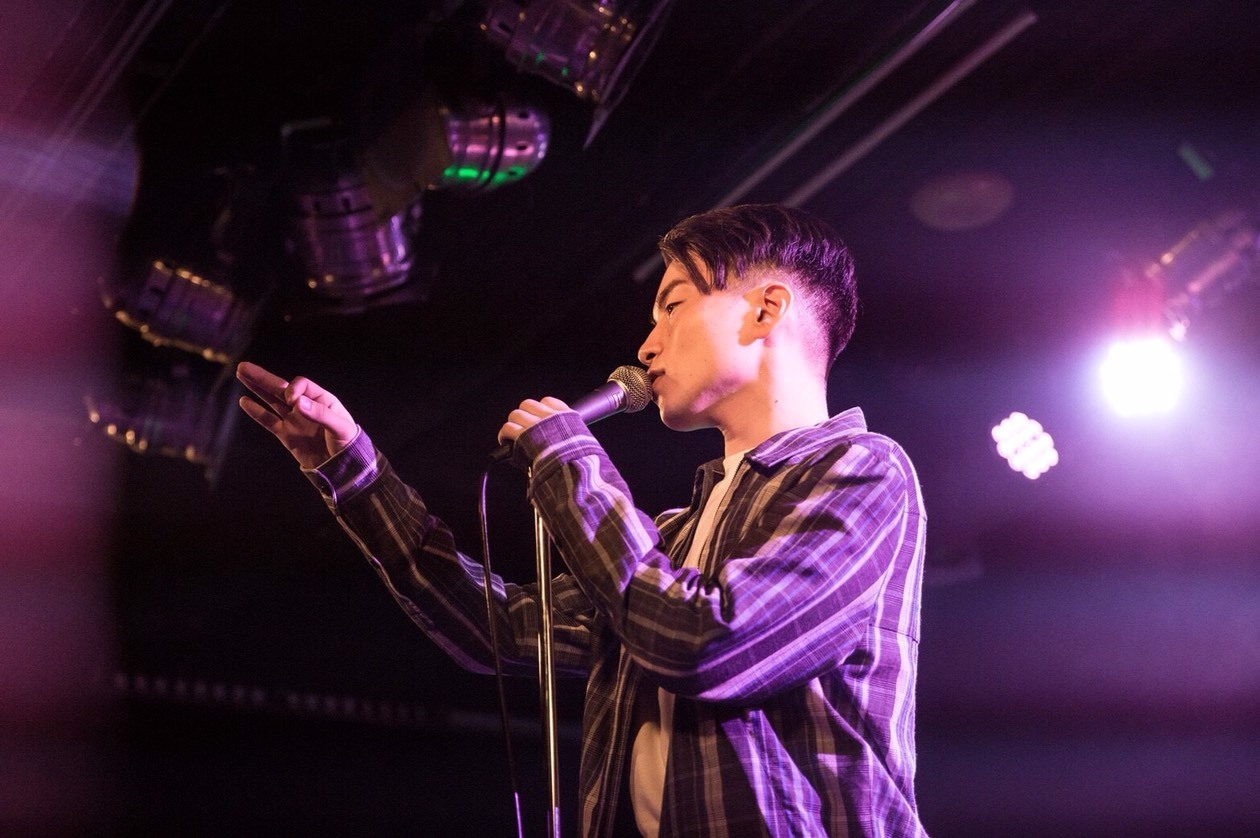 心斎橋Music Club JANUSのステージで歌うSIRUP