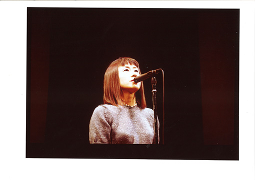 1990年代のステージで歌う大貫妙子