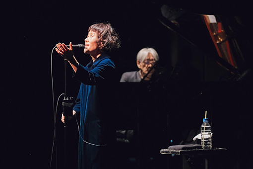 2016年のcommmons10で歌う大貫妙子と坂本龍一