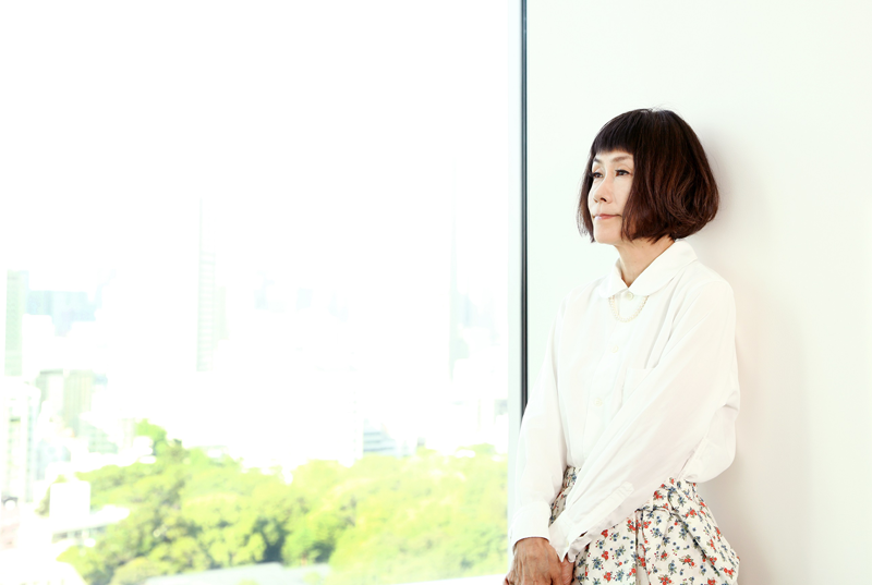 窓辺に立つ大貫妙子