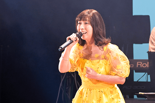 ステージで歌う岡村孝子