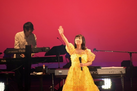 2021年の復帰コンサートで客席に手を振る岡村孝子