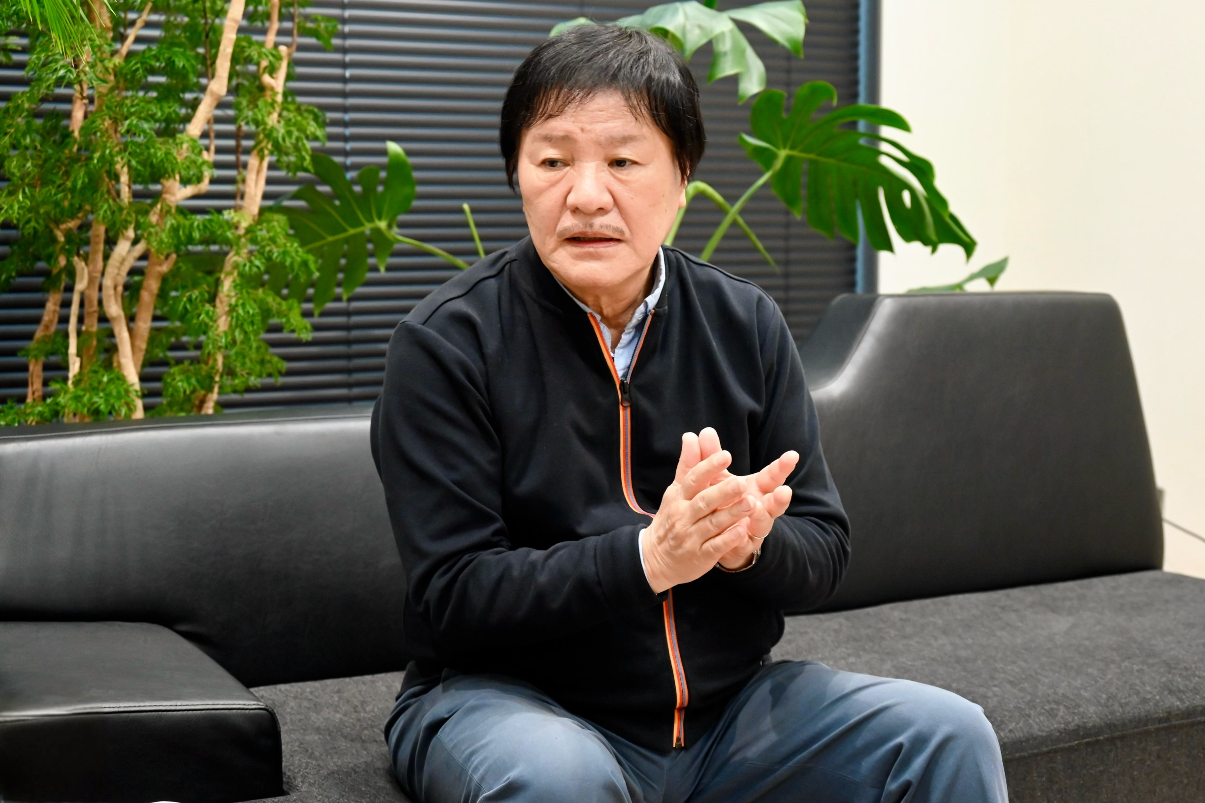 2024年のインタビューで手を添えて話す堀内孝雄