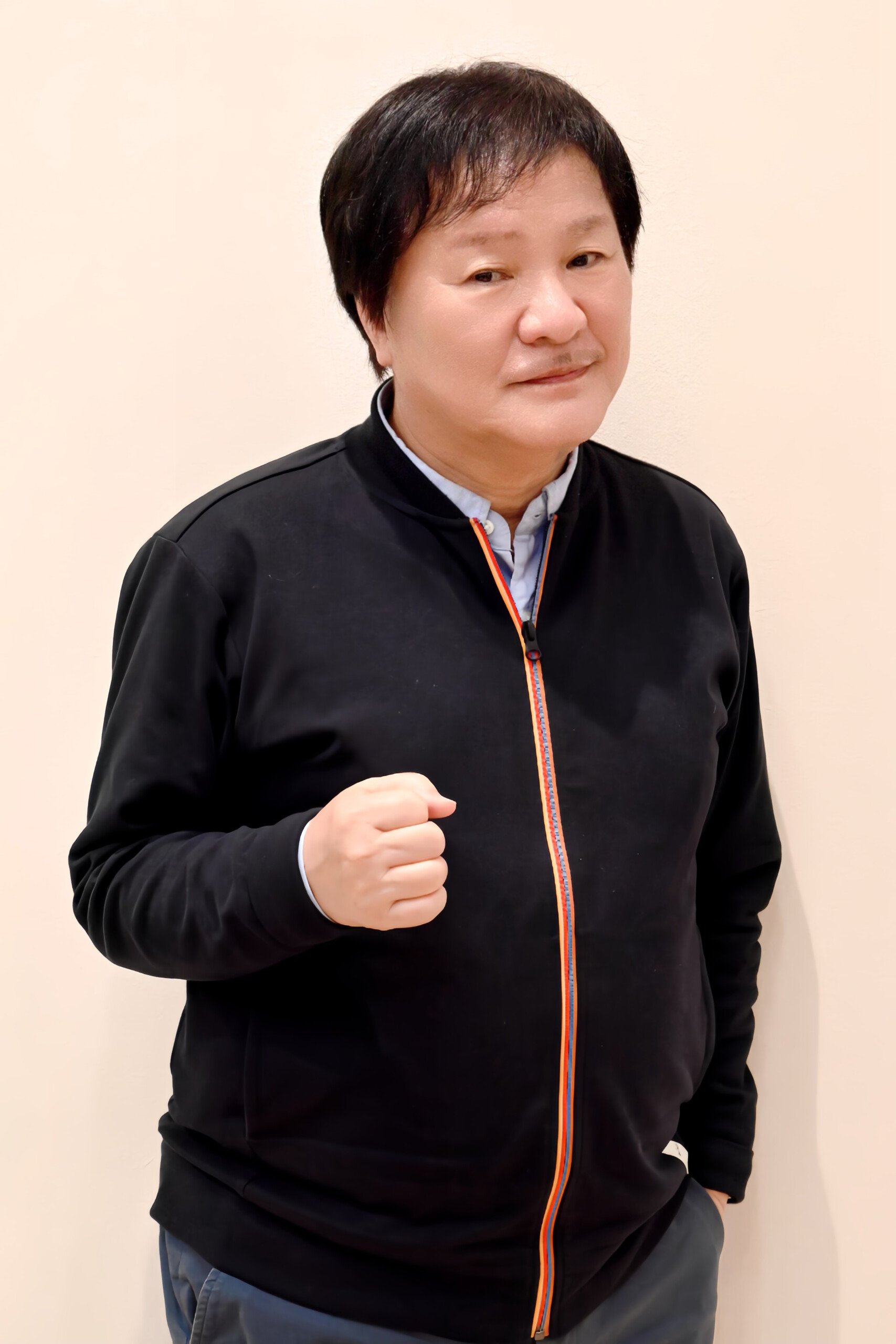 黒いジャケットを着た堀内孝雄の2024年インタビュー掲載写真
