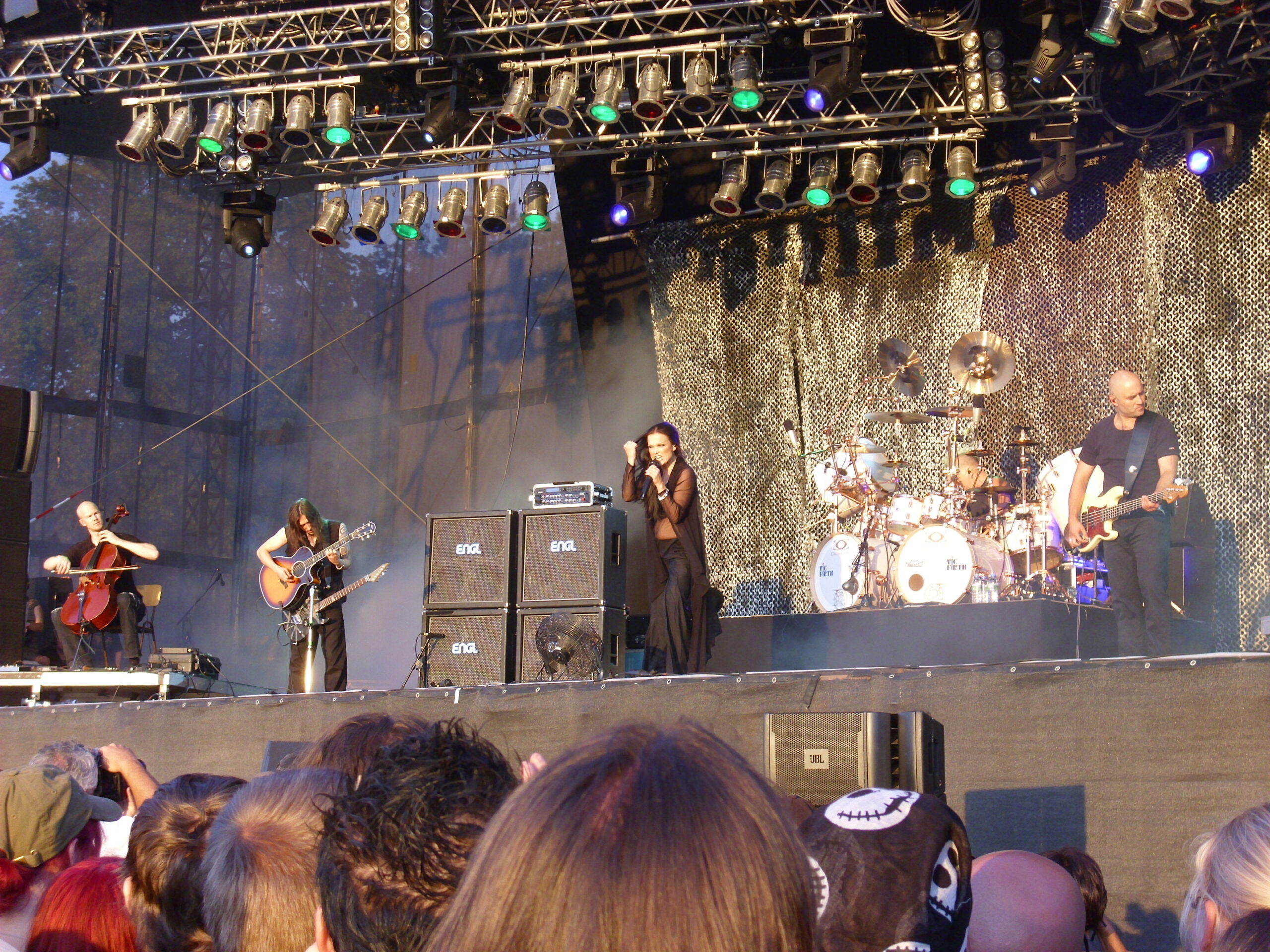 2010年、Wacken Open Airでバンドと演奏するターヤ・トゥルネン