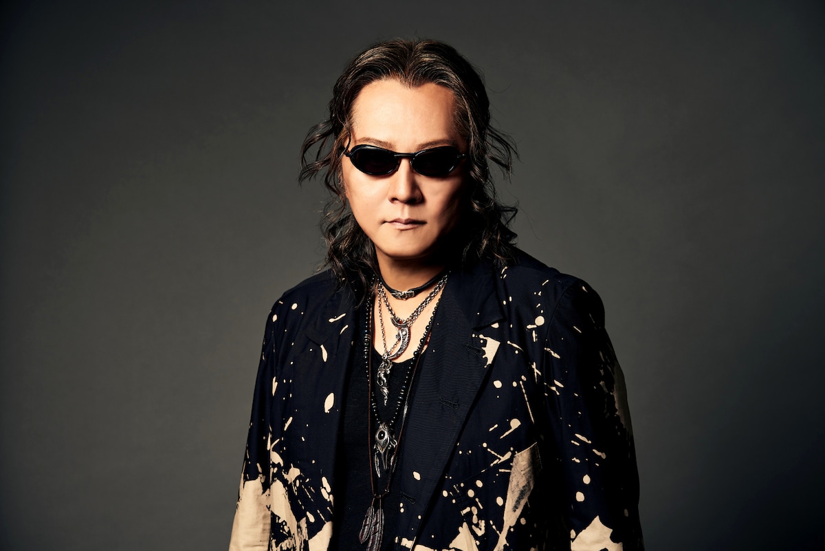 正面を向く石井竜也