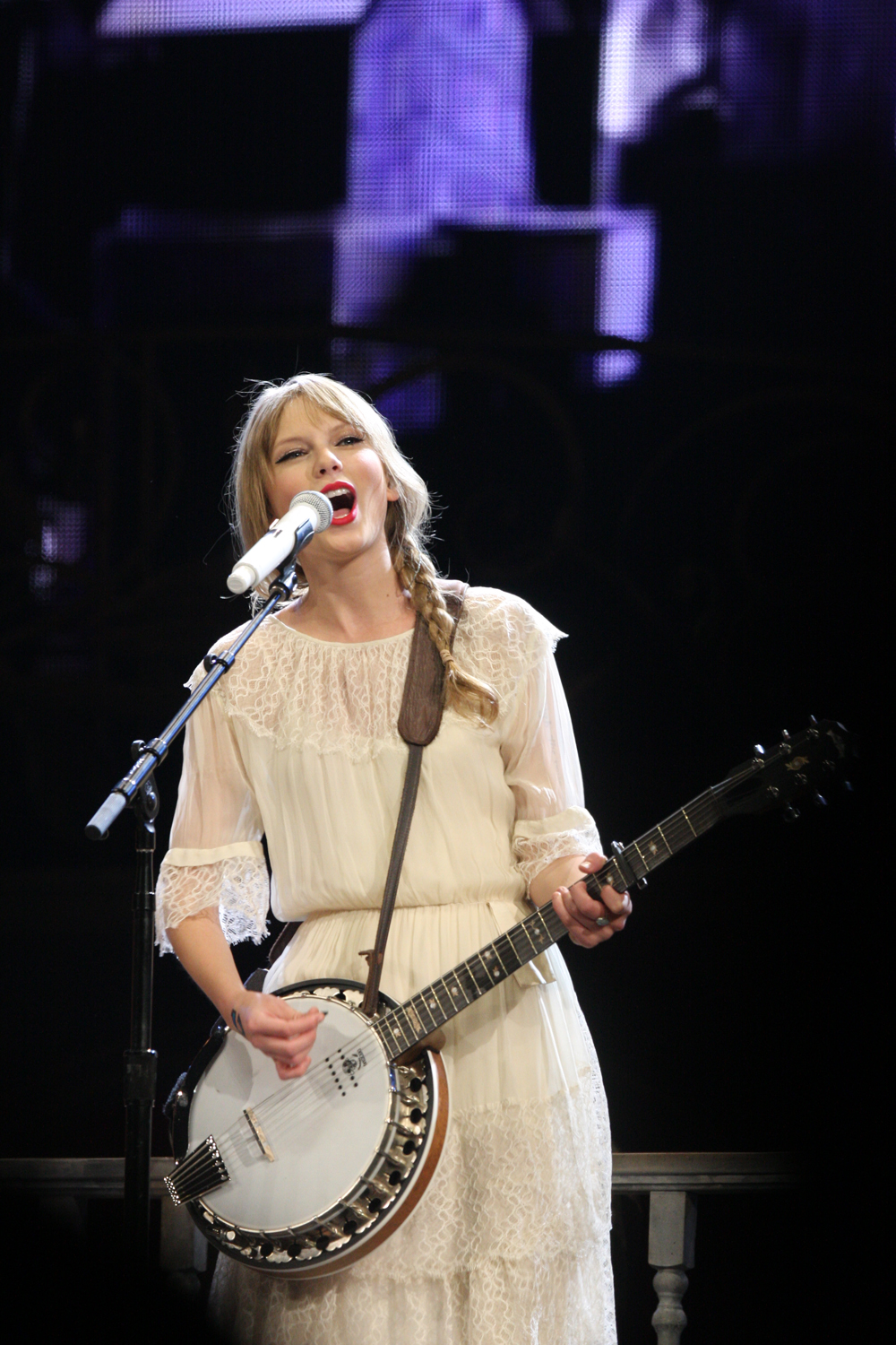 Speak Now World Tourで歌うテイラー・スウィフト