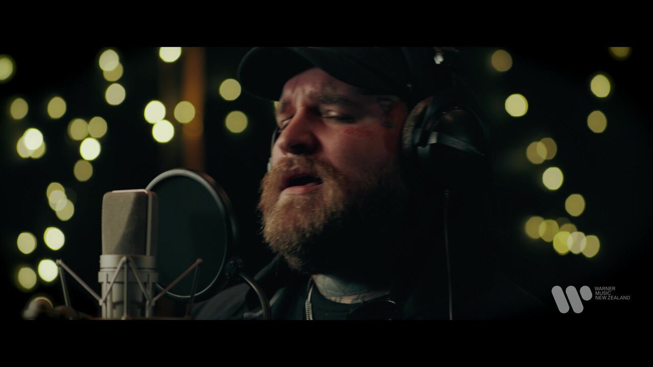 2022年9月、ニュージーランドで「Rivers」を歌うテディ・スウィムズ
