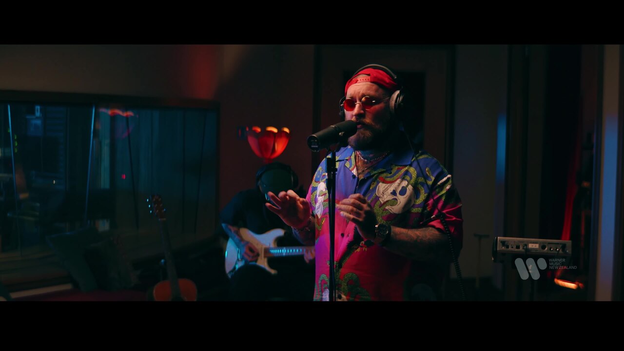 2023年9月、Roundhead Studiosで「Some Things I’ll Never Know」を歌うテディ・スウィムズ