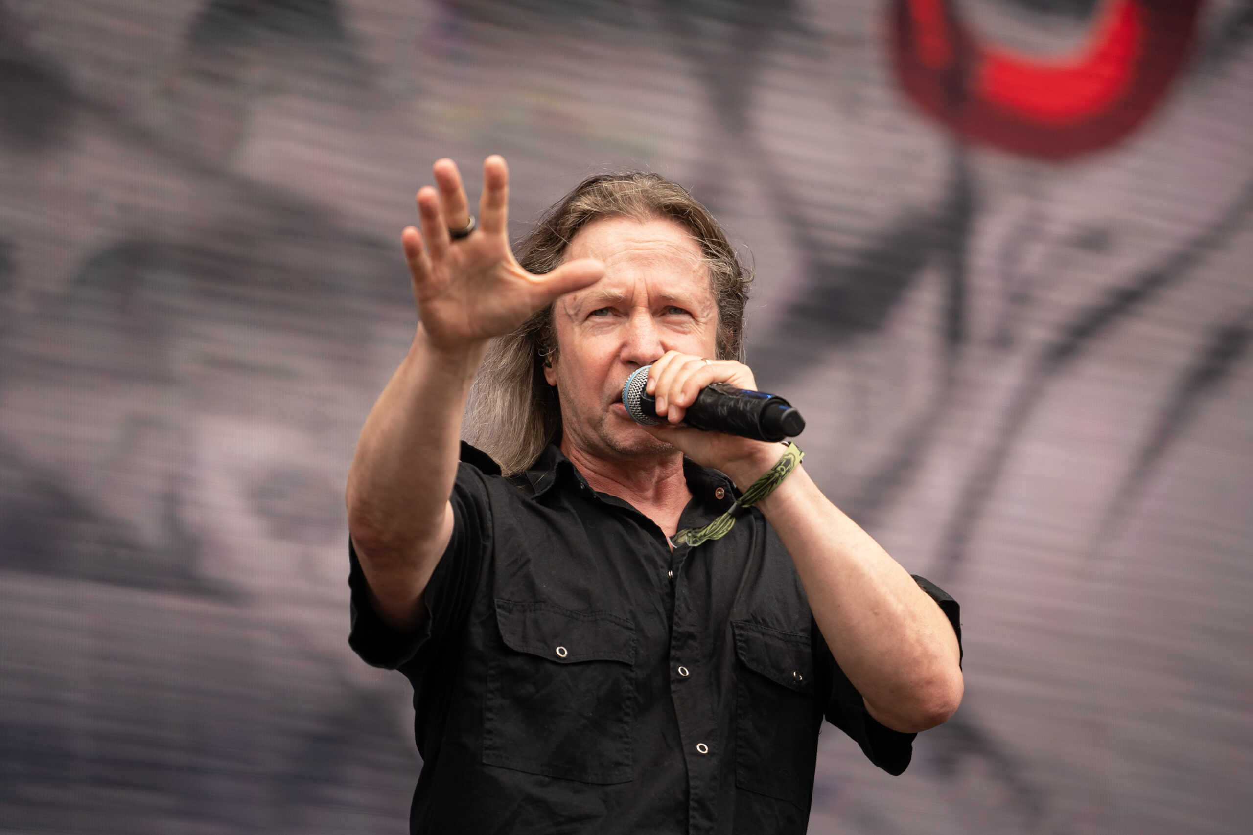 2024年、Hellfestで歌うティモ・コティペルト