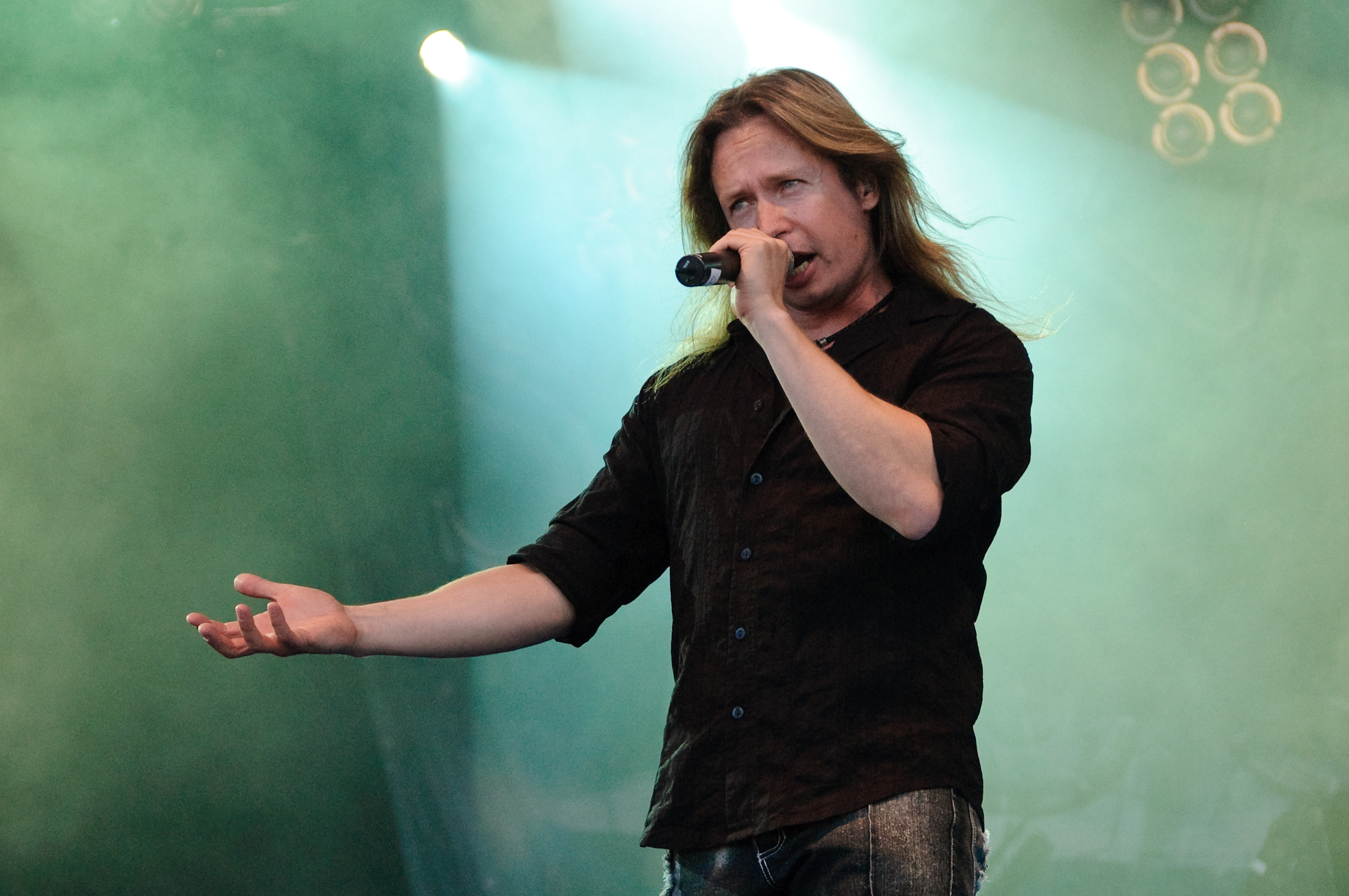 2009年、Ilosaarirockで歌うティモ・コティペルト