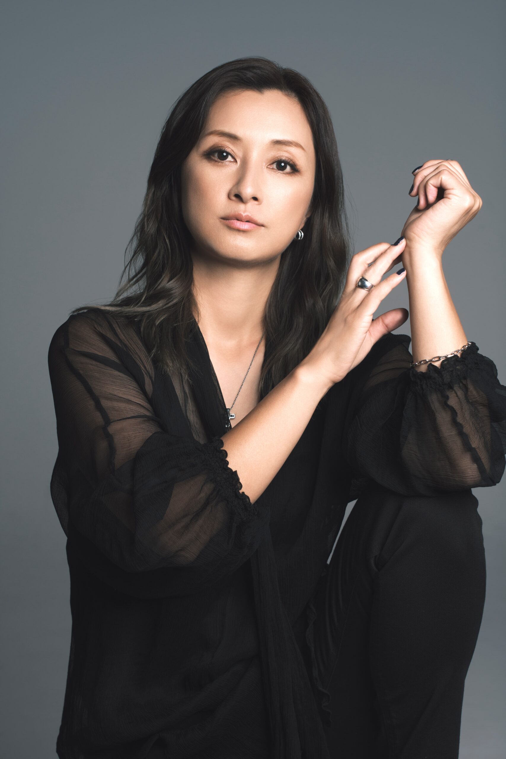 飾らない歌い方で言葉をまっすぐ届ける伴都美子