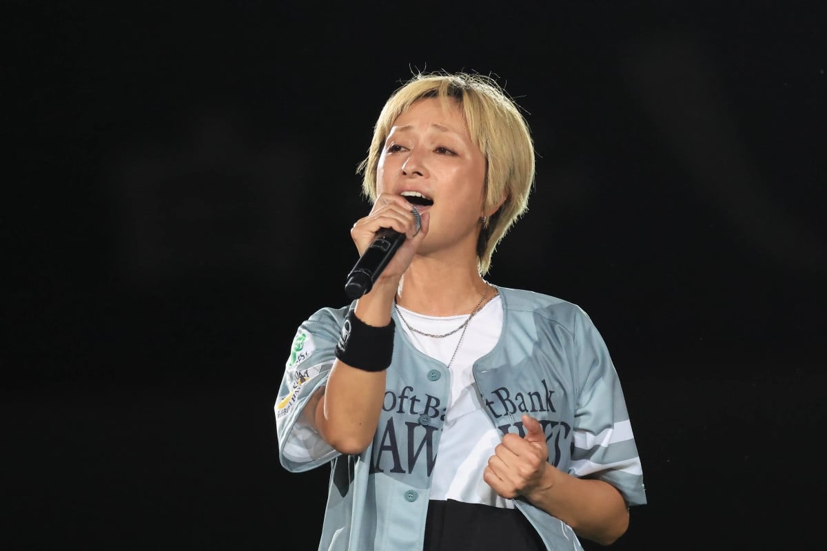 ステージでロック曲の熱を解放する伴都美子