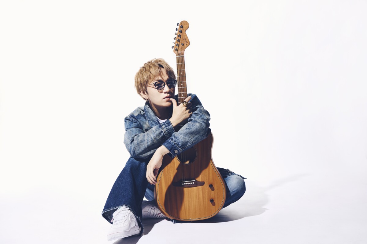 ギターを手にした神山智洋