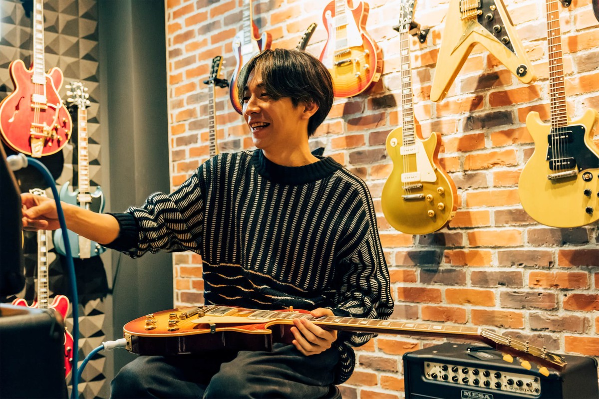 ギターを持つ椎木知仁