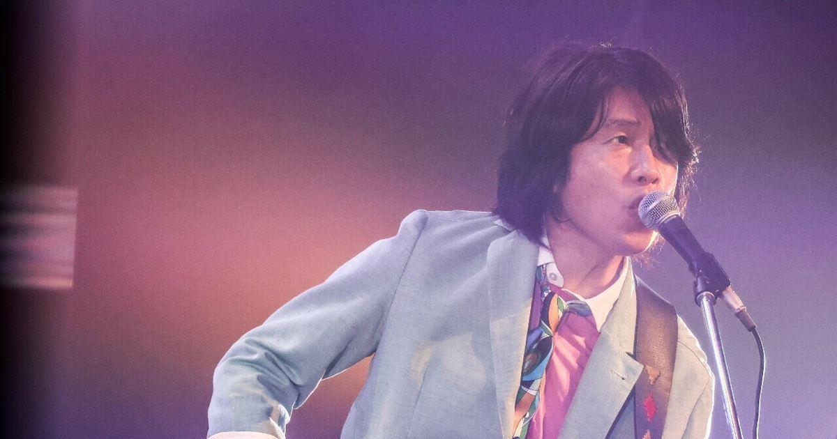 1990年代のステージで歌うトータス松本
