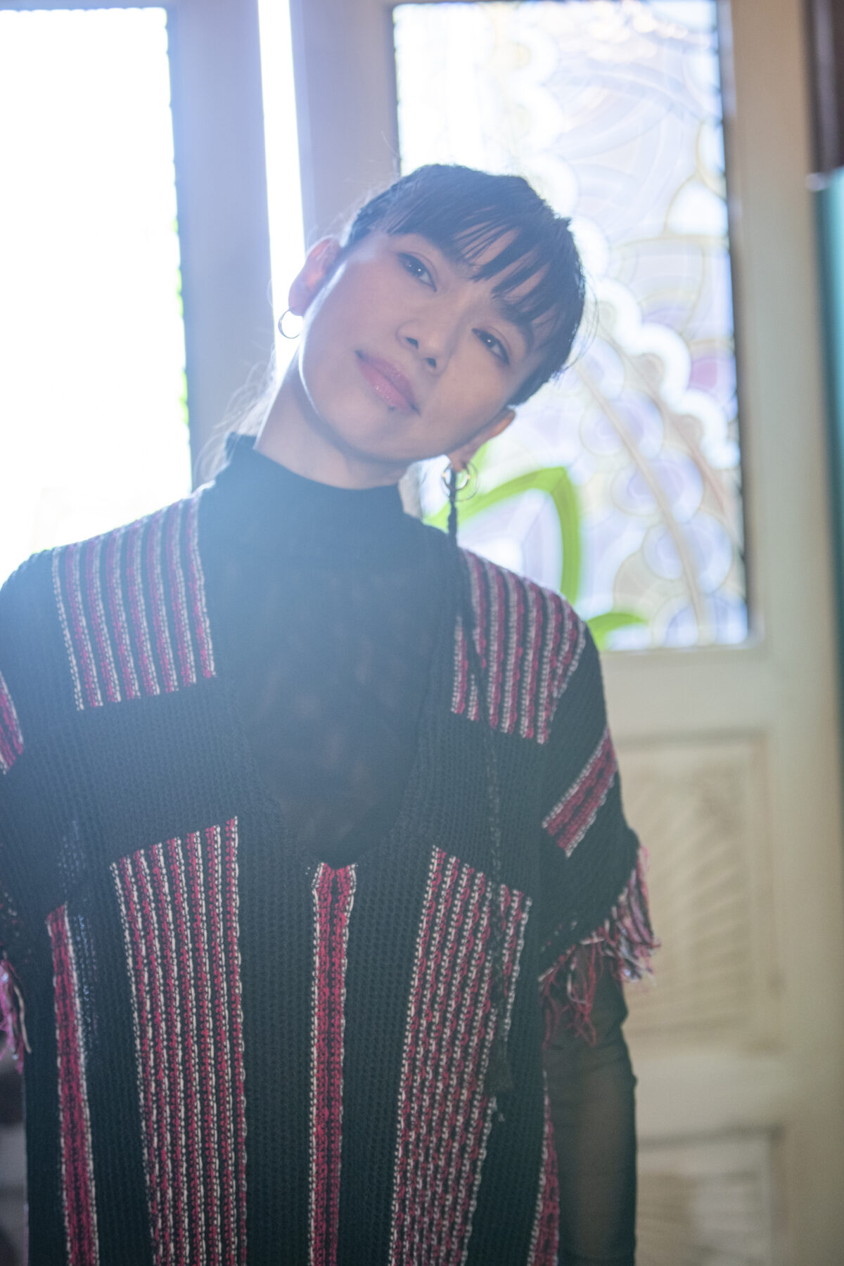窓辺で撮影されたUAのポートレート