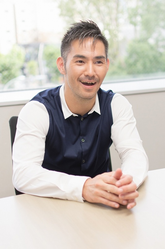 インタビュー中に話す中孝介