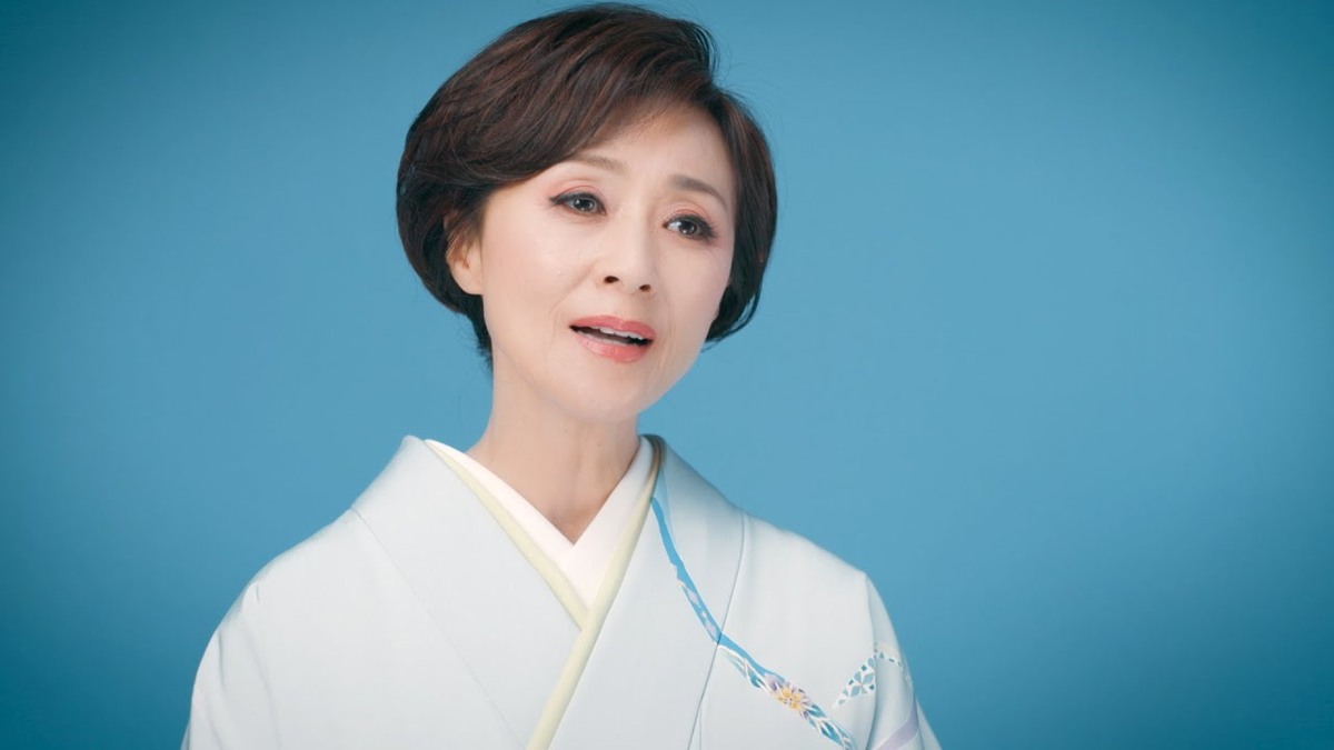 羽後の恋唄を歌う長山洋子