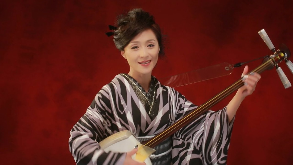 三味線を手にした長山洋子