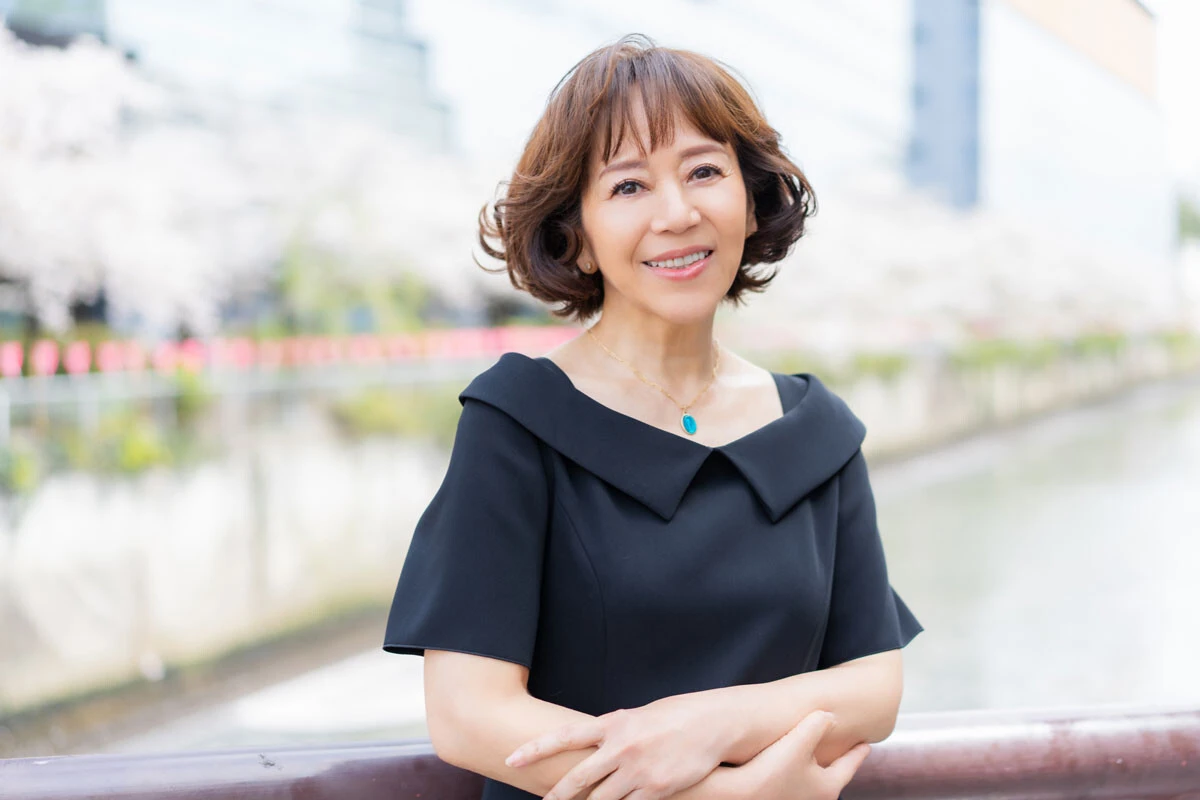 2026年の取材で撮影された岩崎良美のポートレート