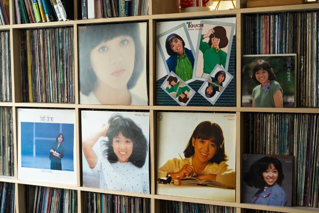 岩崎良美の『タッチ』を含む過去のレコードジャケットが並ぶ棚