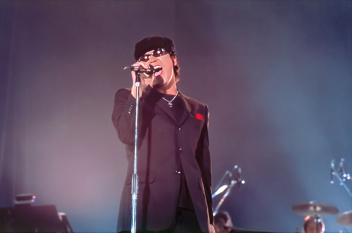 2003年のライブで歌う大澤誉志幸