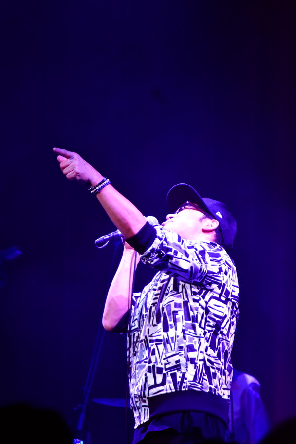 2021年の40周年ライブで歌う大澤誉志幸