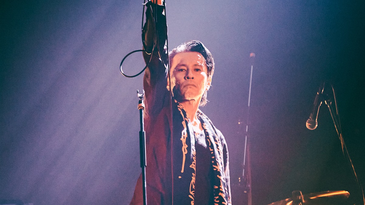 ライブで歌うチバユウスケ
