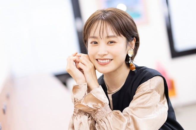 2021年のORICON NEWSの取材で笑顔を見せる高橋愛