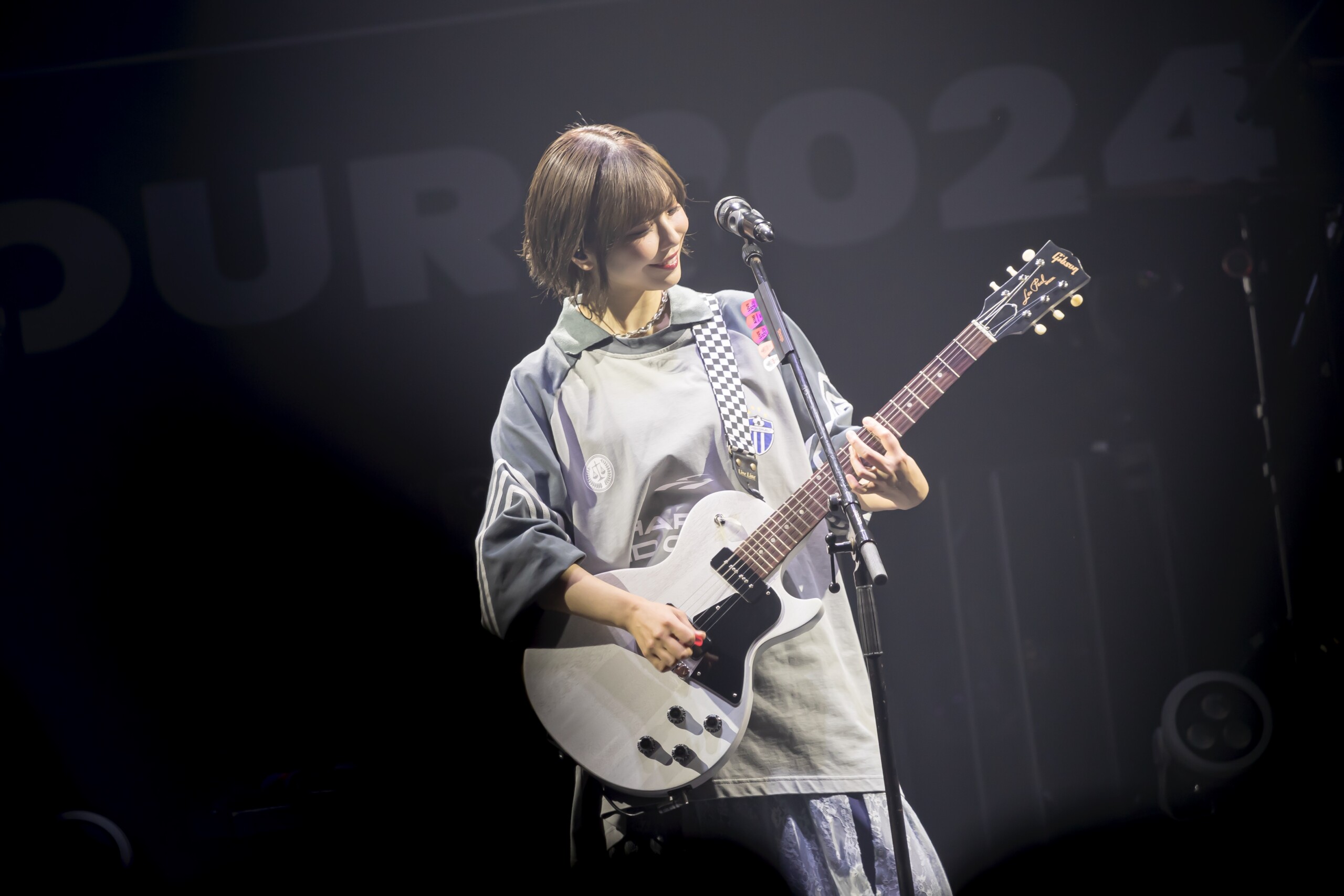 2024年の「LIVE IT NOW」ツアーでの愛美(KING RECORDS TODAY掲載/撮影:Takashi Konuma)